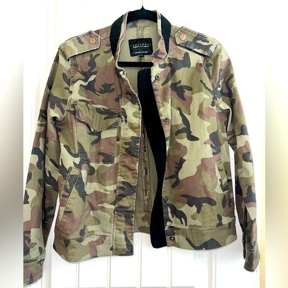 Sanctuary Jackets & Blazers - SANCTUARY Camouflage SNAP FRONT JACKET